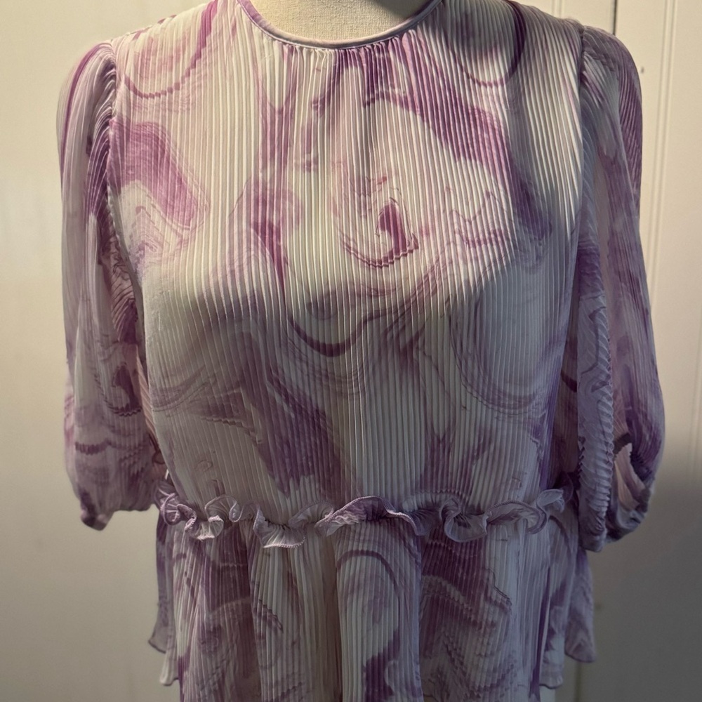 GIANNI - RUFFLED PRINTED PLISSÉ-GEORGETTE BLOUSE IN WHITE AND PURPLE.